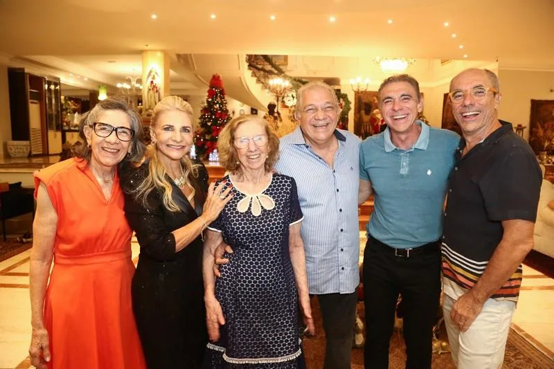 Rosângela Dias recebe familiares em ceia natalina