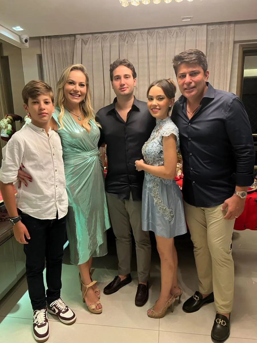 Talyzie Mihaliuc brinda a nova idade durante a ceia de Natal
