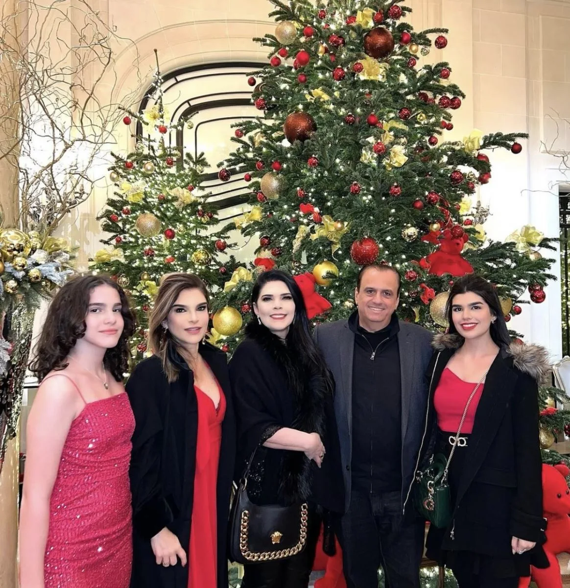 Max Câmara brinda aniversário em Paris
