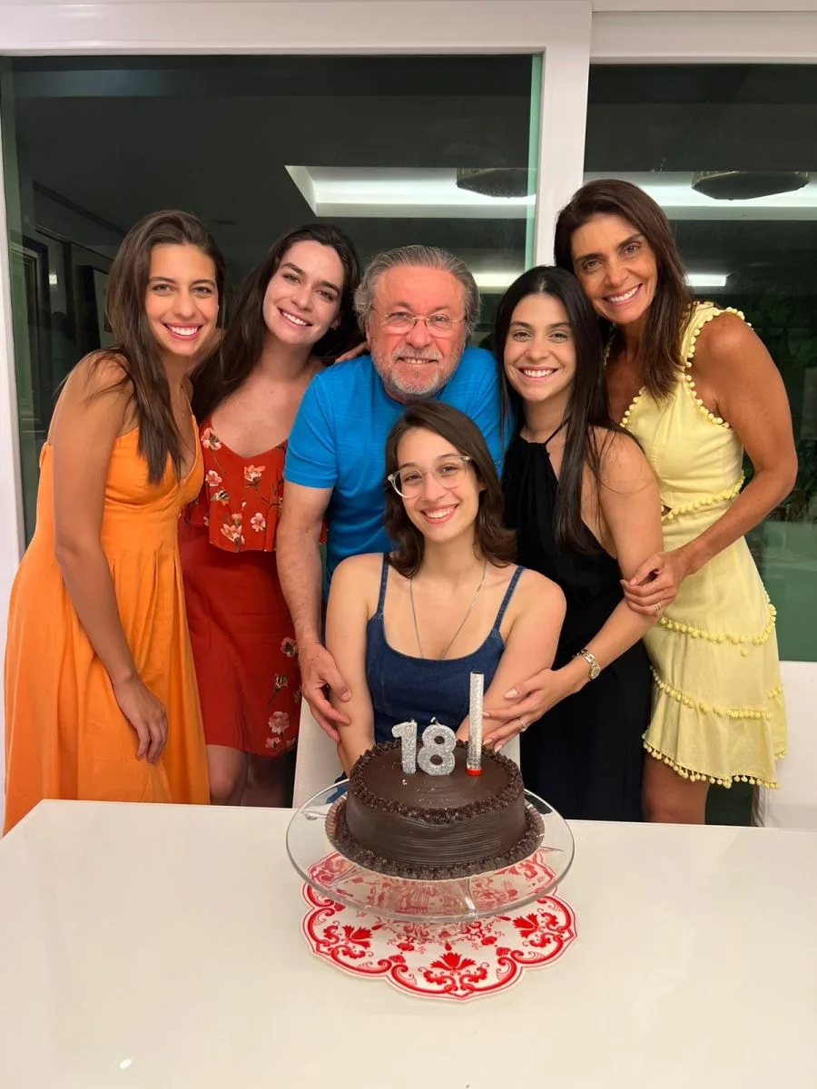Catarina Albuquerque festeja em família seus 18 anos