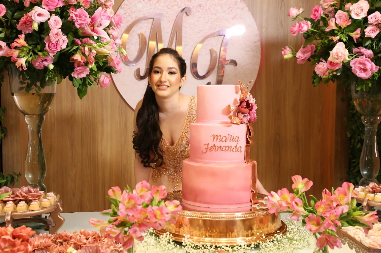 Fernanda Lino celebra os 15 anos da filha Maria Fernanda em festa familiar