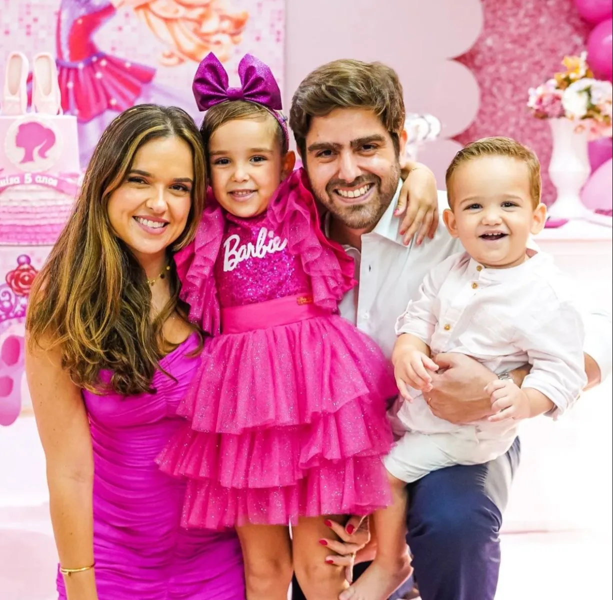 Brenna e Edgar Ximenes Neto assopram as cinco velinhas da filha Luiza