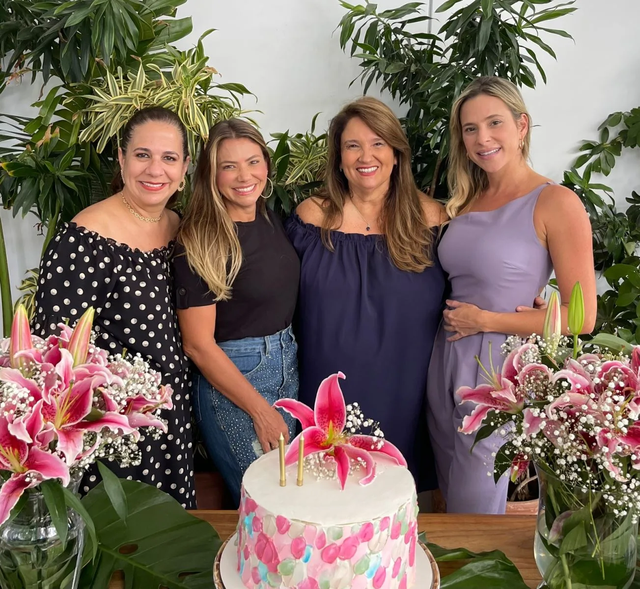 Safira Moreira reúne grupo de amigas para sua sessão sopro de velinhas