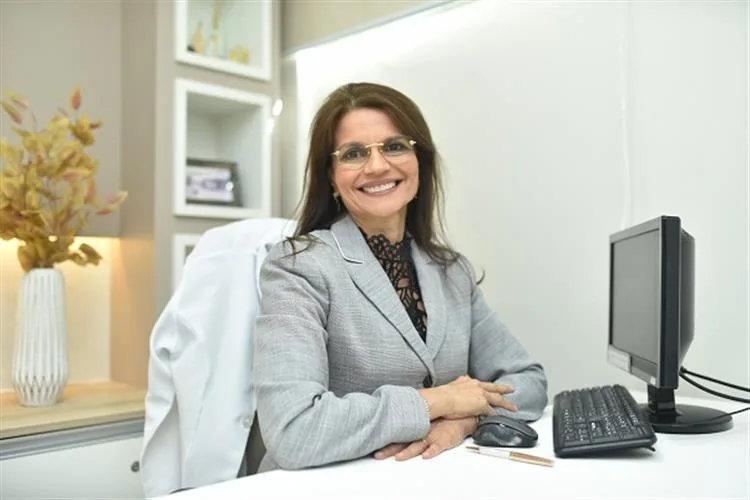 "Sthela Regadas: tratamento humanizado em doenças no intestino", por Lidú Figueiredo