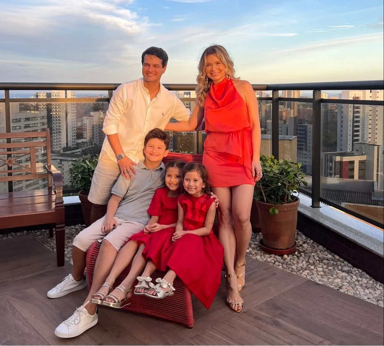 Camily Cruz celebra passagem pela folhinha em sunset