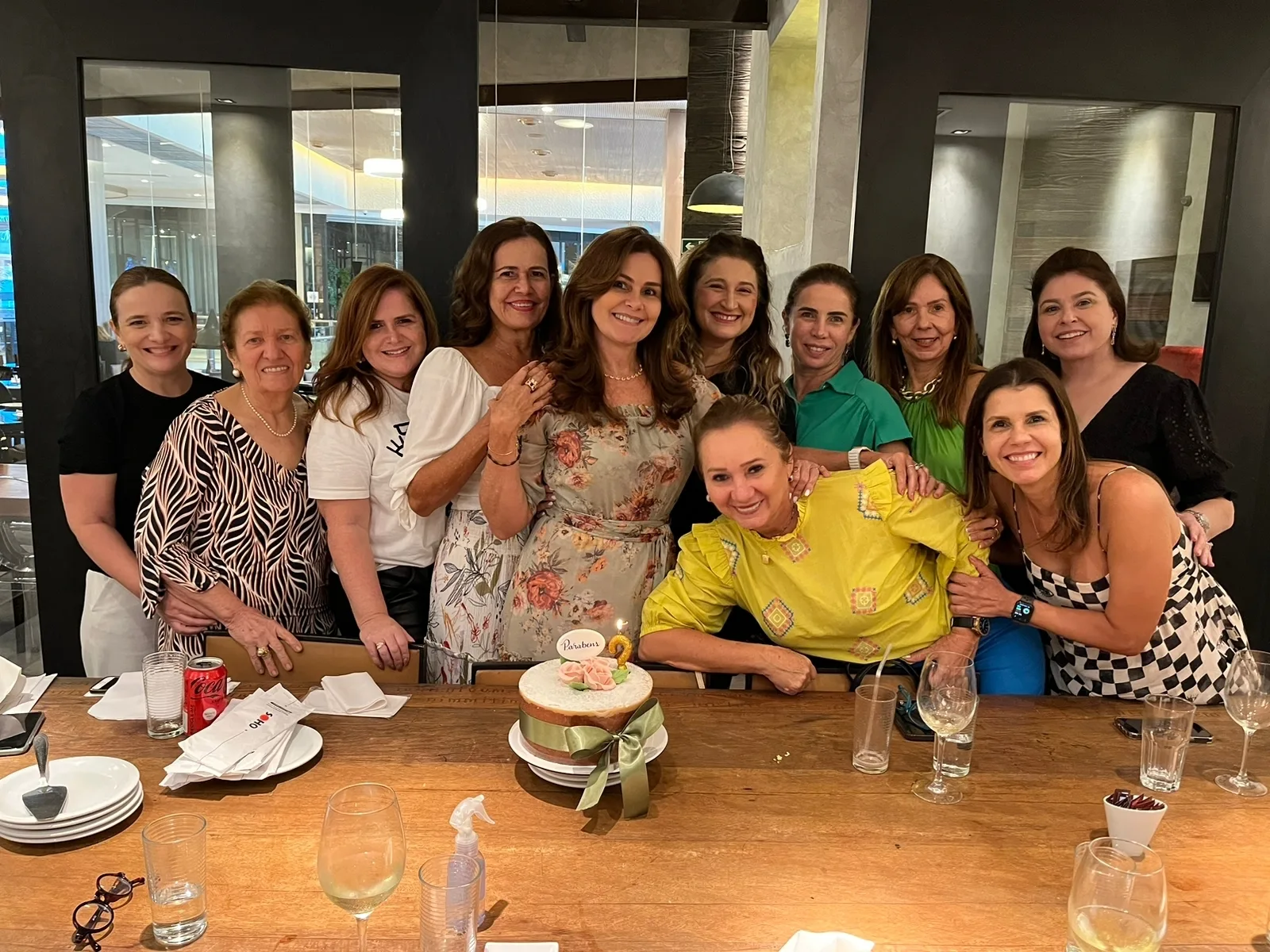Ivana Bezerra ganha os parabéns da turma de primas e amigas