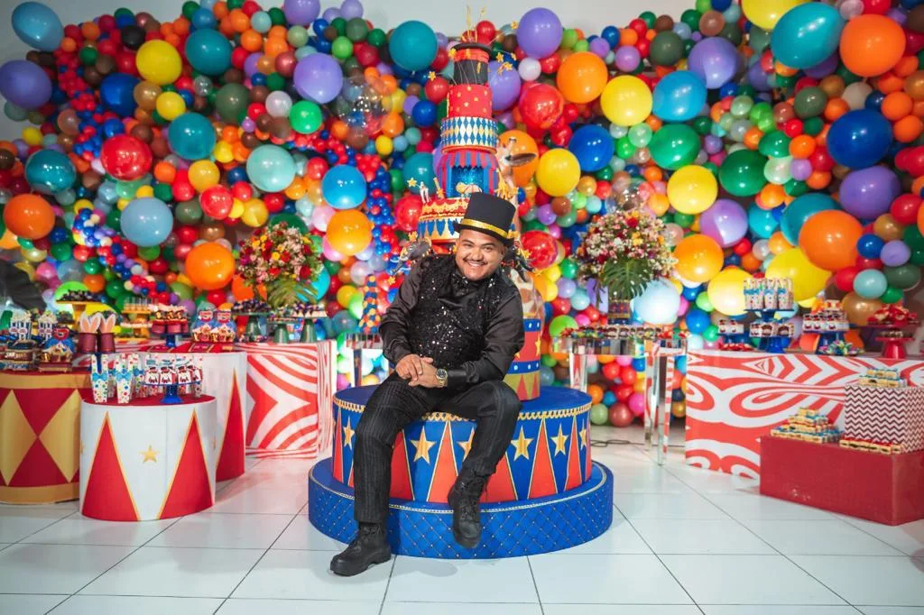 Josiel Freitas celebra aniversário em clima de circo