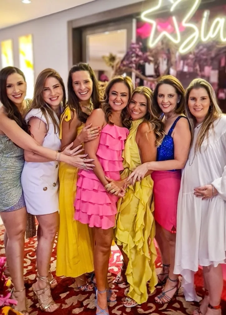 Bia Bezerra faz estreia nos 40 anos em festa surpresa no endereço de Vanessa Queirós