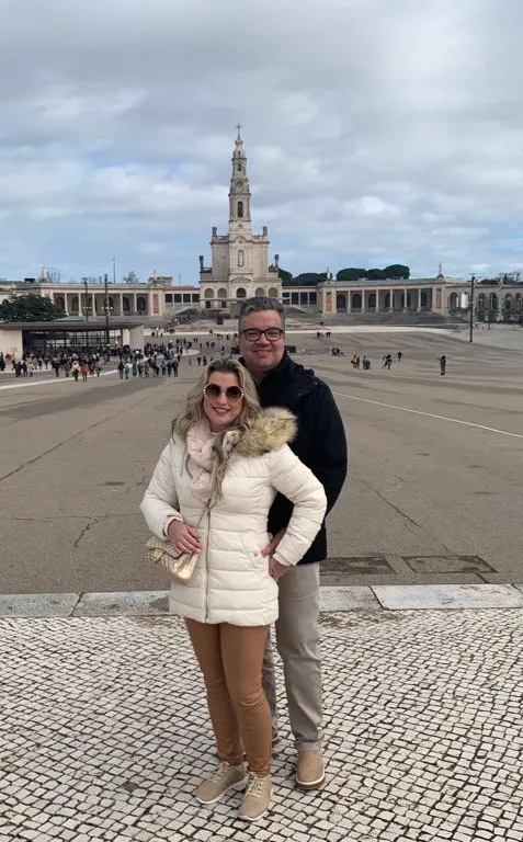 Ticiana e Ticiano Rêgo brindam Bodas de Prata em viagem