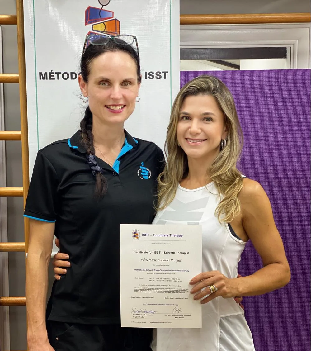 Fisioterapeuta Aline Vasques conclui formação internacional em tratamento da escoliose