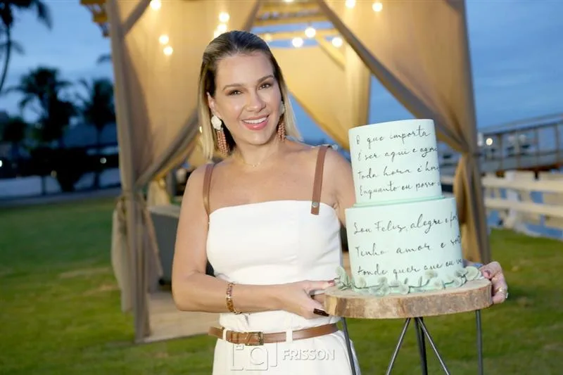 Jeritza Gurgel é surpreendida com sessão sopro de velinhas no Iate Clube