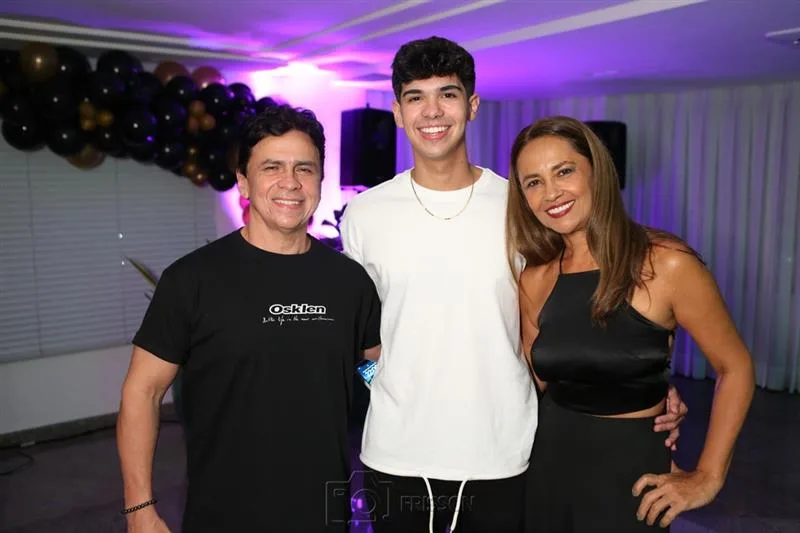 Iann Lira comemora aniversário de 20 anos com amigos