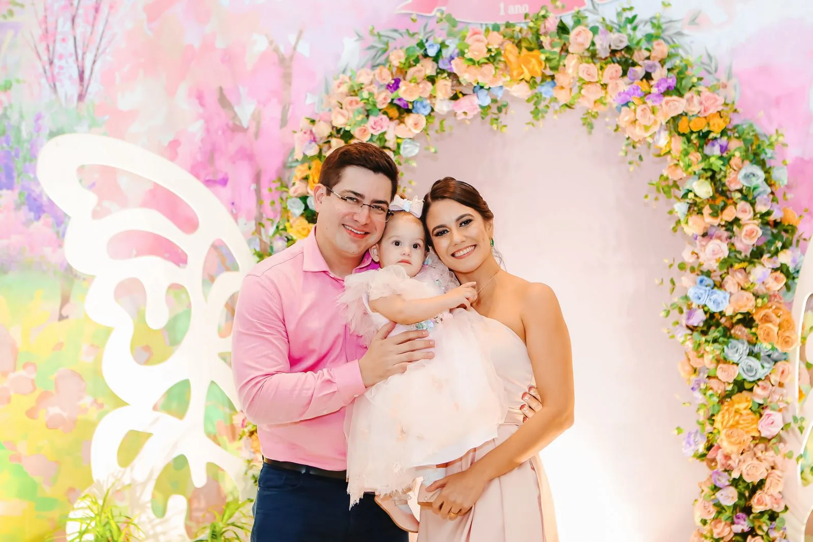 Diana Barreto e Eduardo Vasconcelos assopram a primeira velinha da filha Mariana