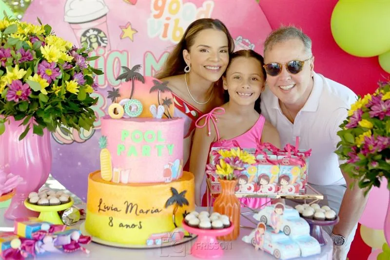 Viviane e Fabrício Martins comemoram em uma pool party os oito anos da filha Lívia