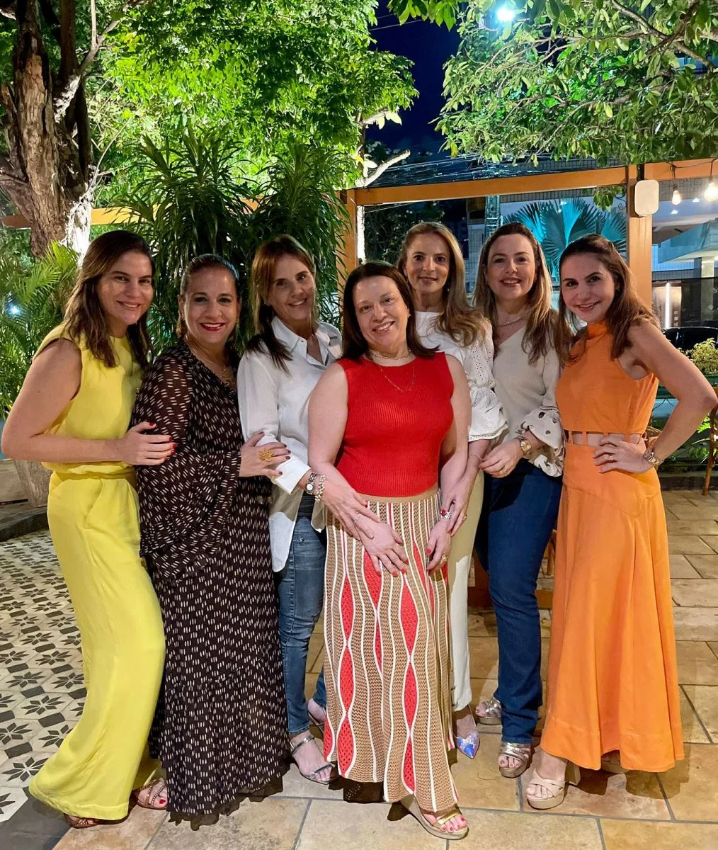 Anazelia Gadelha celebra aniversário com grupinho de amigas