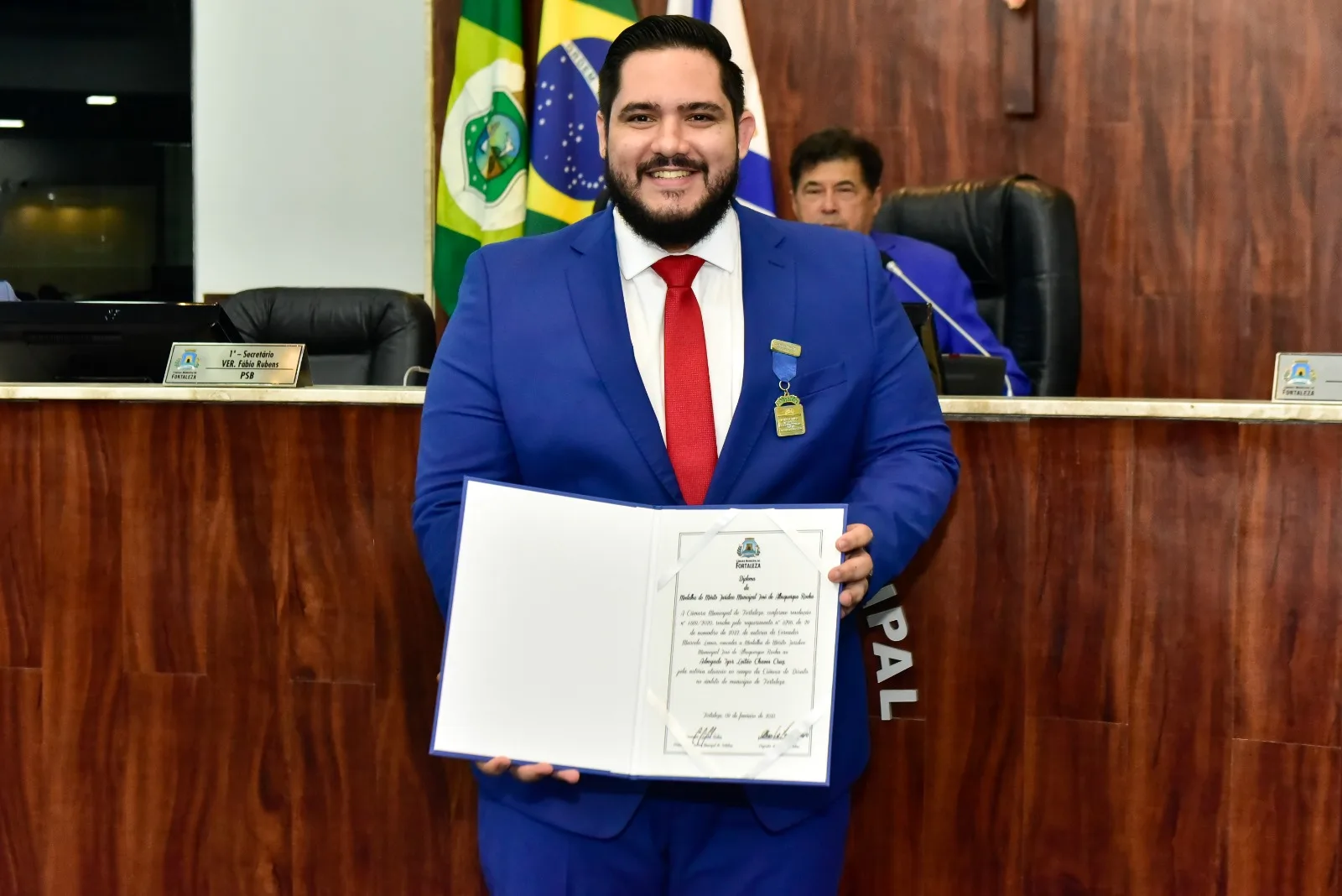 Advogado Igor Leitão é agraciado com medalha na Câmara Municipal de Fortaleza
