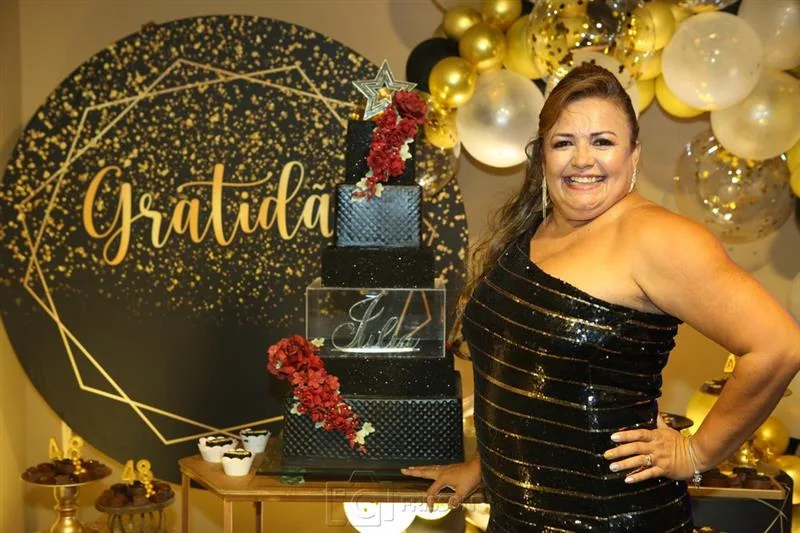 Noite do brilho marca a celebração pelas 48 primaveras de Júlia Cardoso