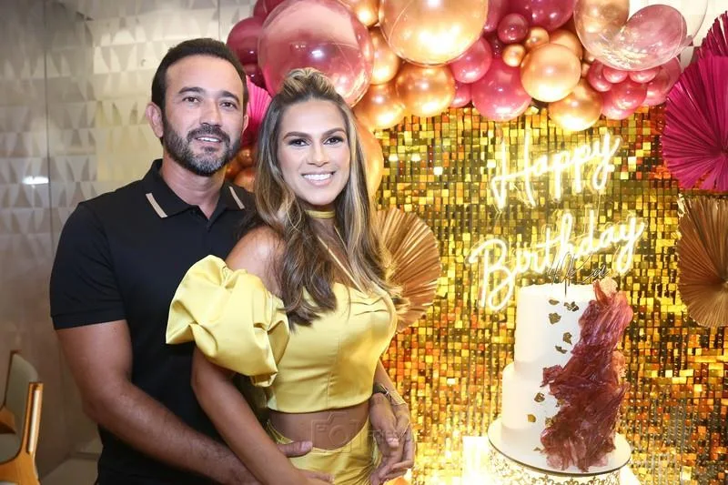 Karla Cruz brinda a chegada dos 40 aninhos