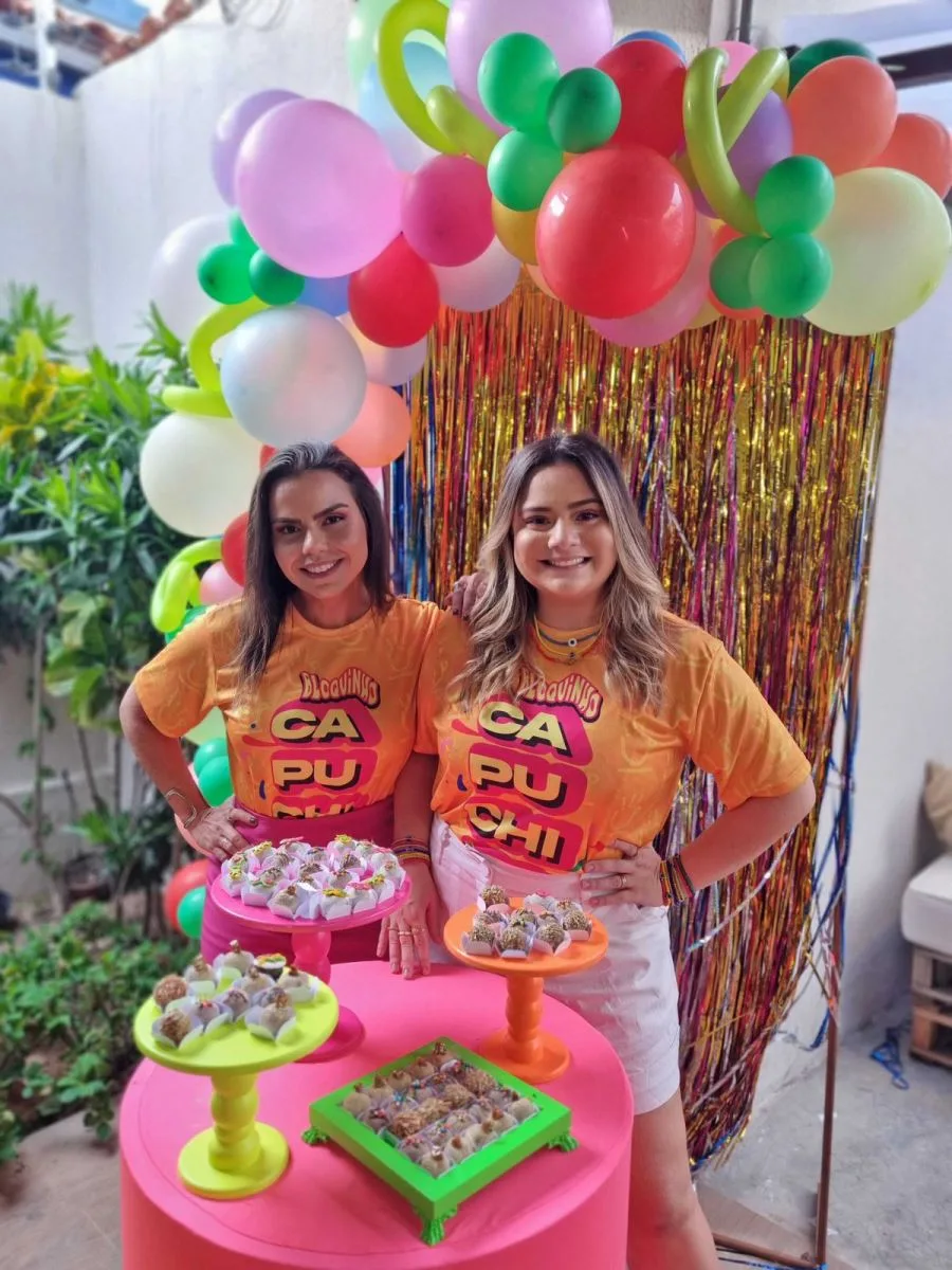 Renata Benevides e Karla Rodrigues reúnem time em mais uma edição do Bloquinho da Capuchino