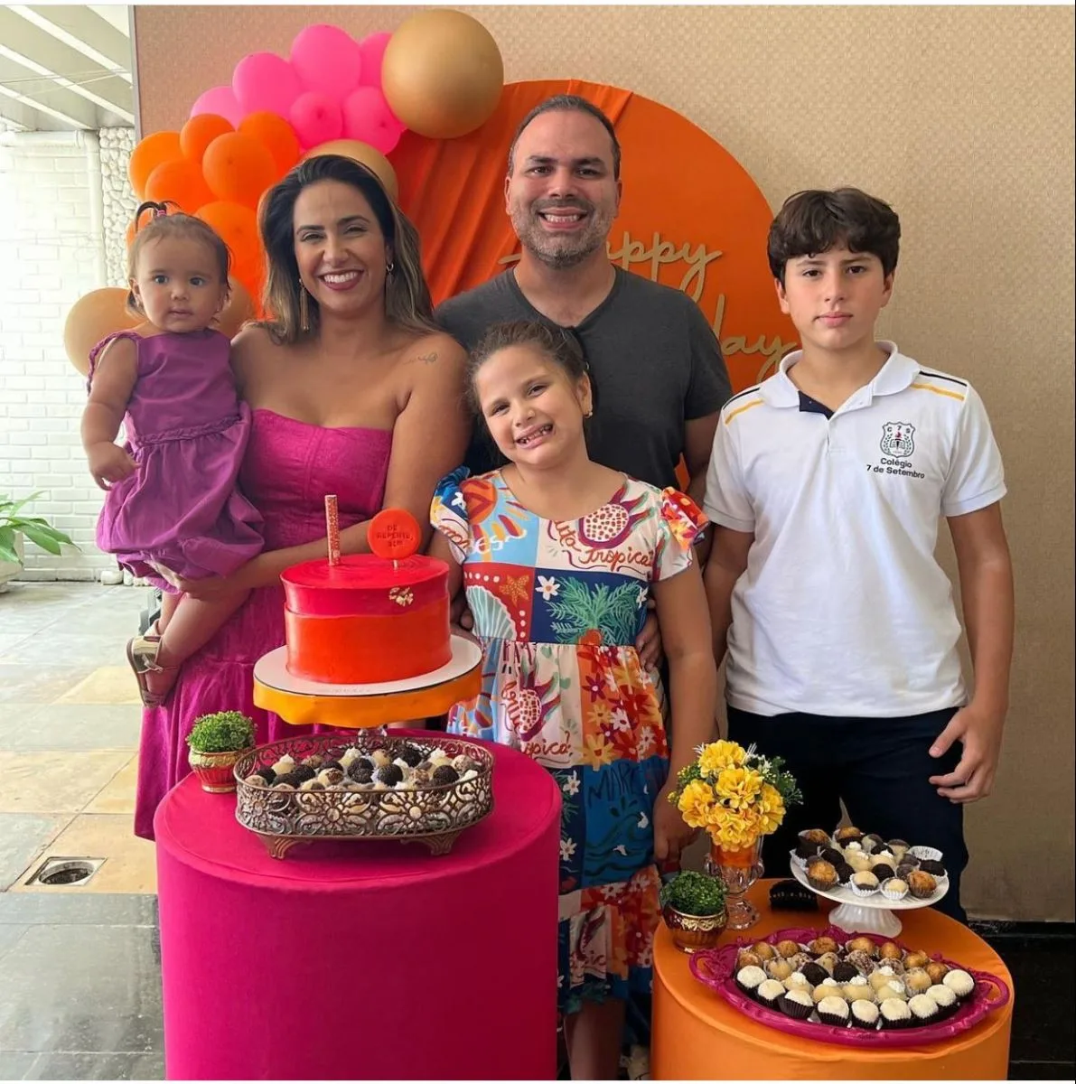 Isa Xavier ganha os parabéns em festa surpresa
