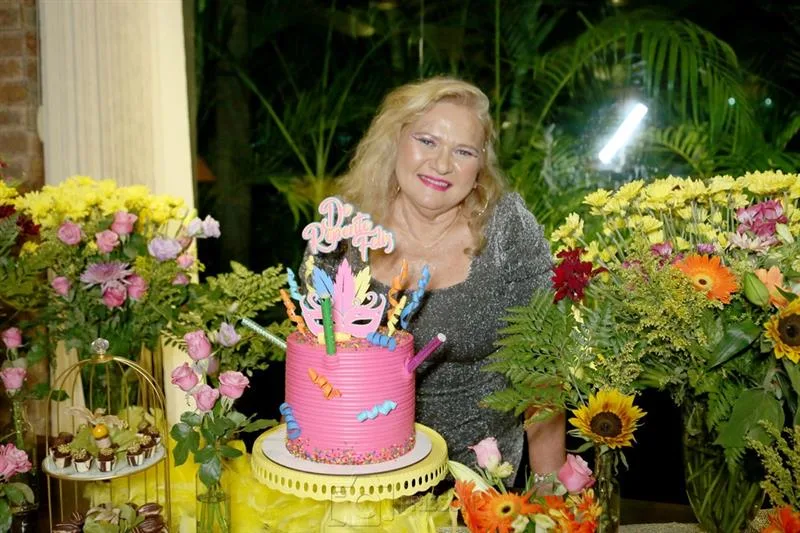 Betinha Pessoa brinda a nova idade em celebração surpresa