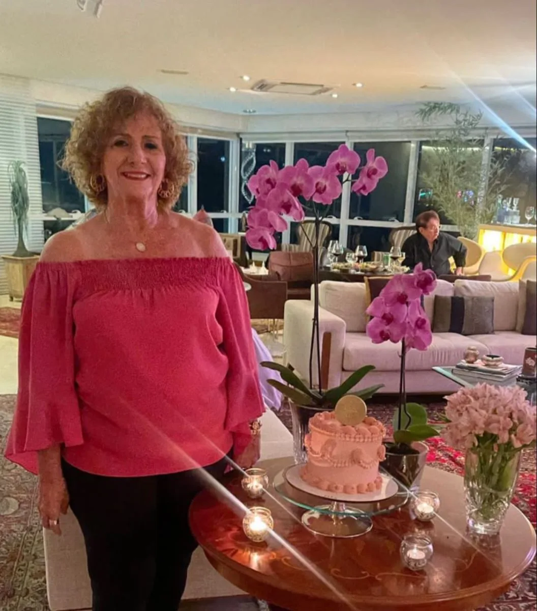 Luiza Cavalcante celebra 80 anos em jantar familiar