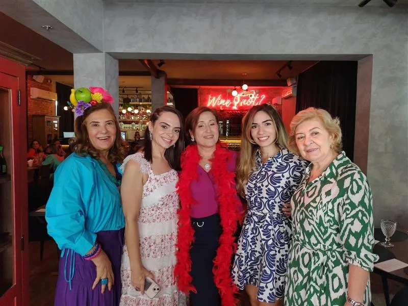 Claudinha Pinheiro comemora nova idade em ritmo de Carnaval