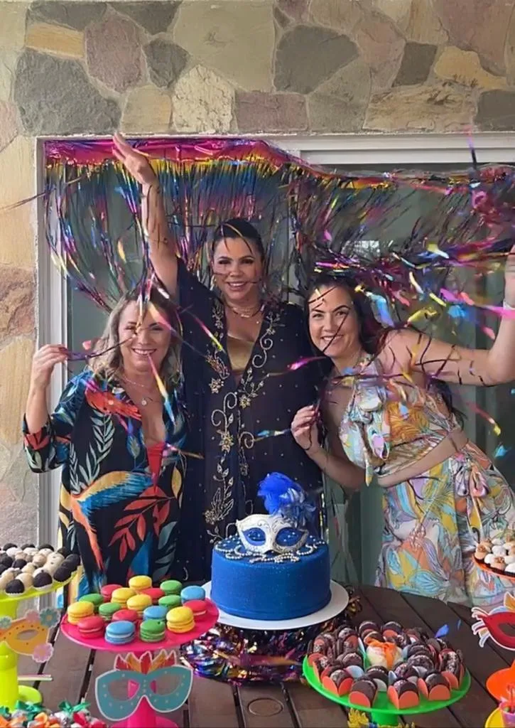 Michelly Lucena festeja a nova idade em clima de Carnaval no Guajiru