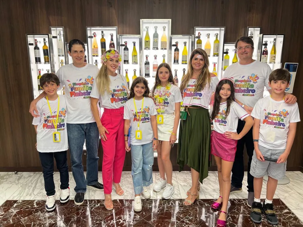 Michelinne e Edilson Pinheiro brindam em alto mar