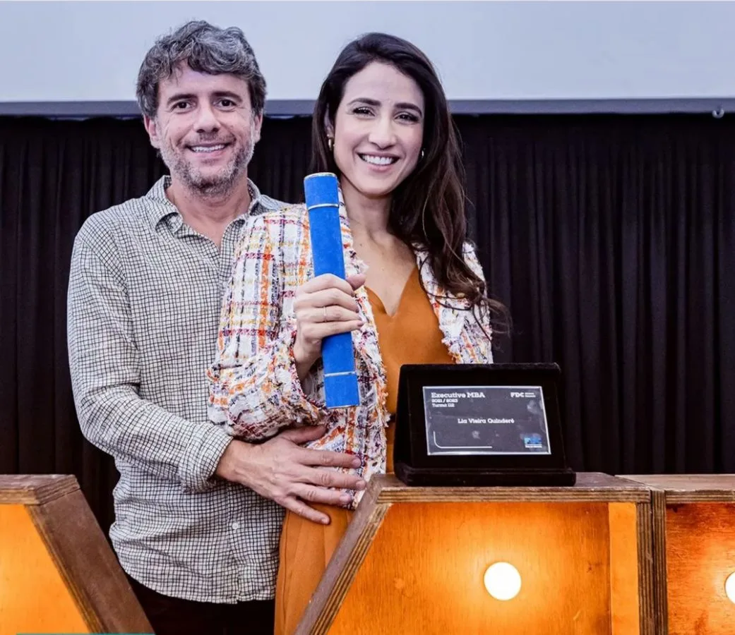 Lia Quinderé duplamente feliz com noivado e formatura