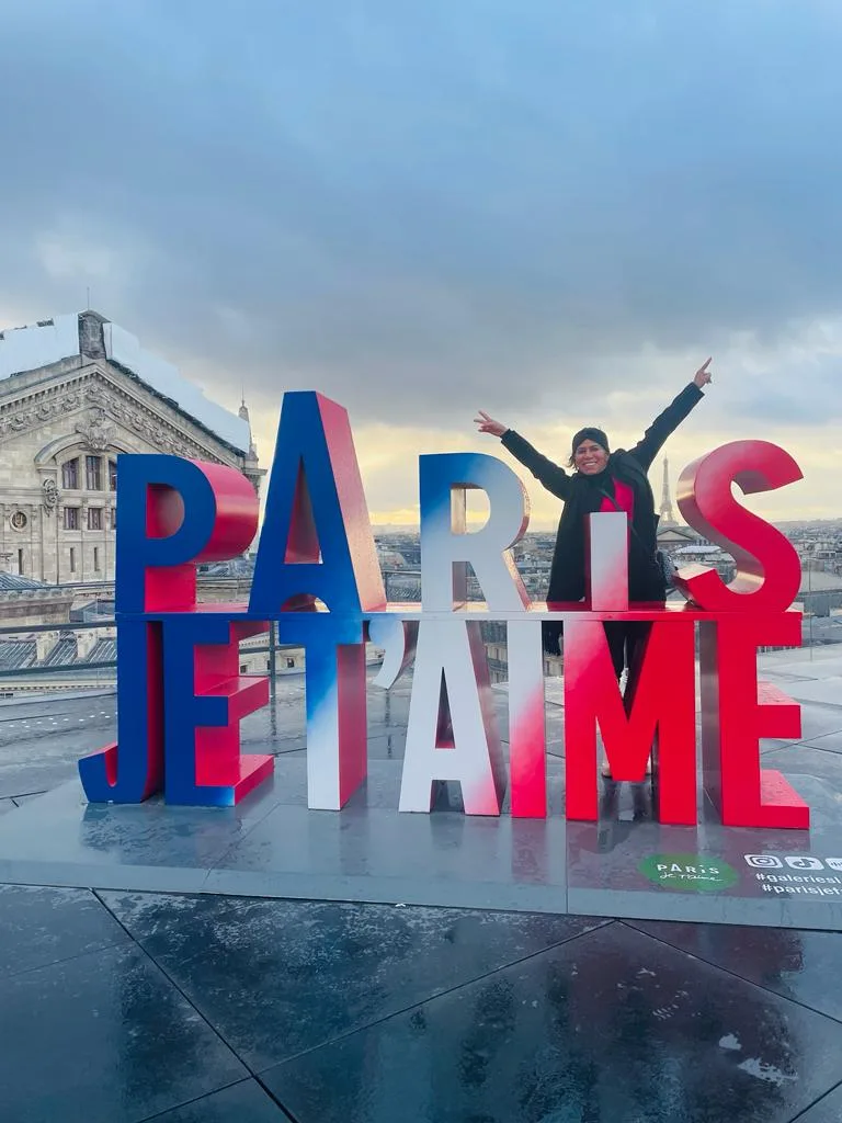 Nágela Lôbo aproveita temporada em Paris