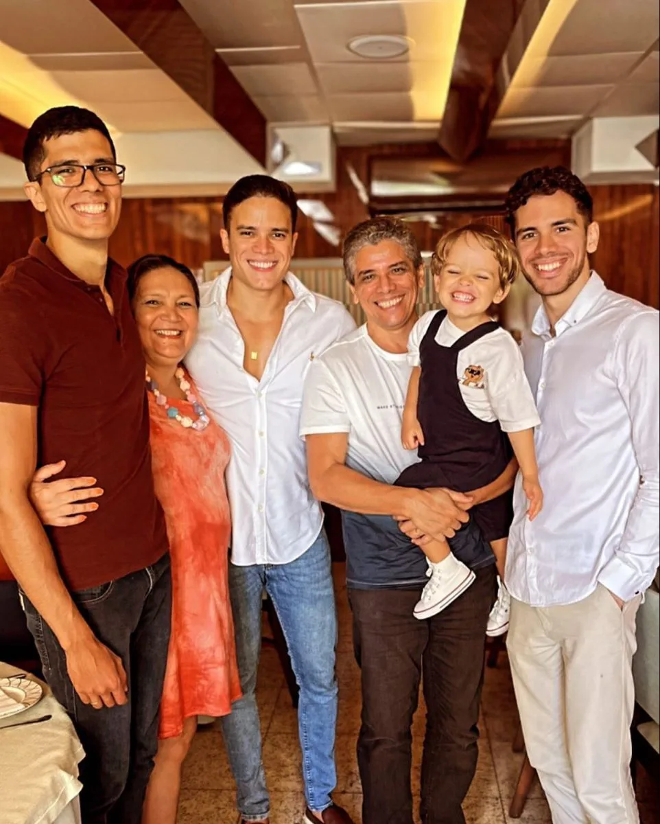 Marcos Lessa celebra 32 anos com familiares e em show no TJA