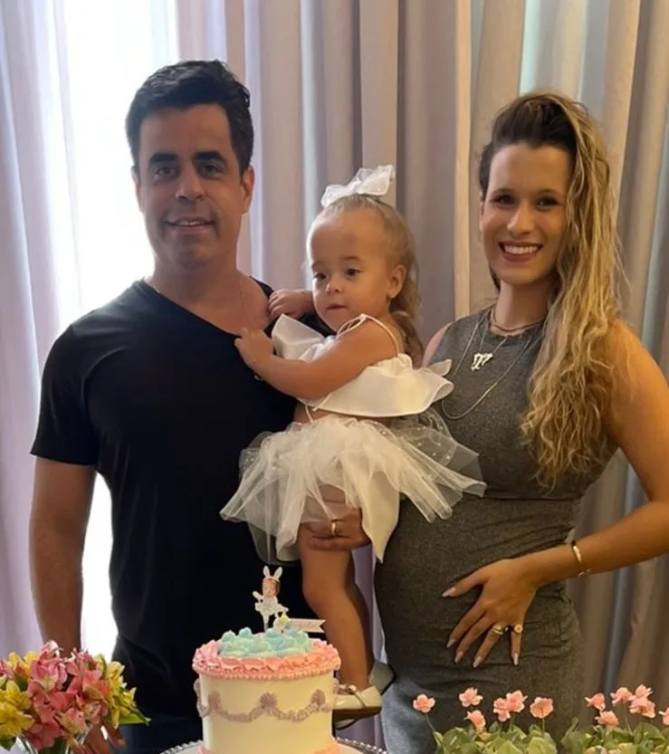 Fernanda e Tasso Pacheco festejam os dois anos da filha Ângela
