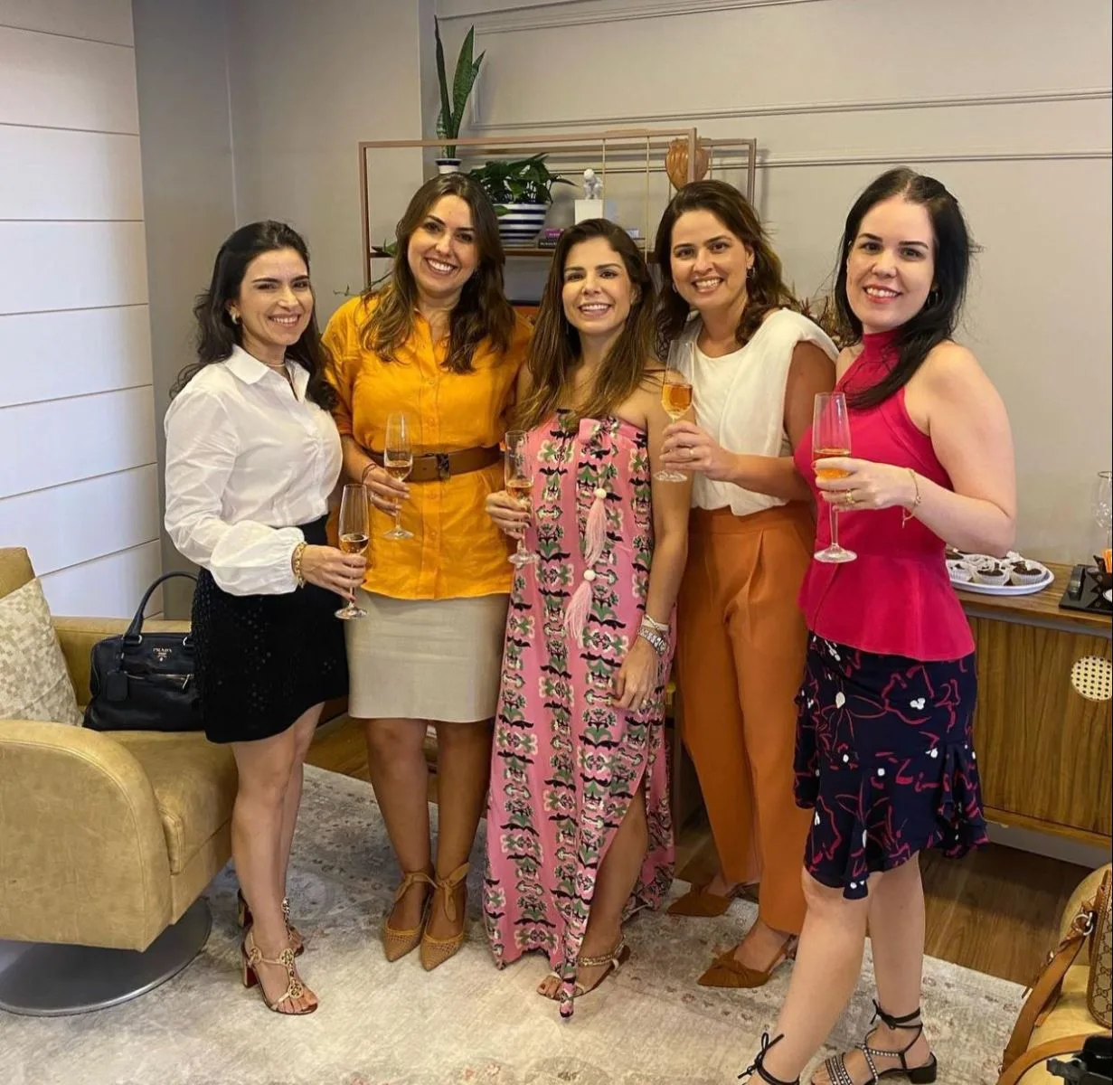 Carol Bezerra inaugura consultório psicológico com brinde especial