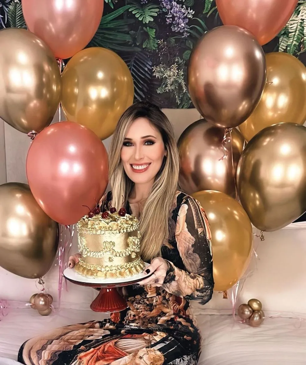 Monique Sales brindando a nova idade