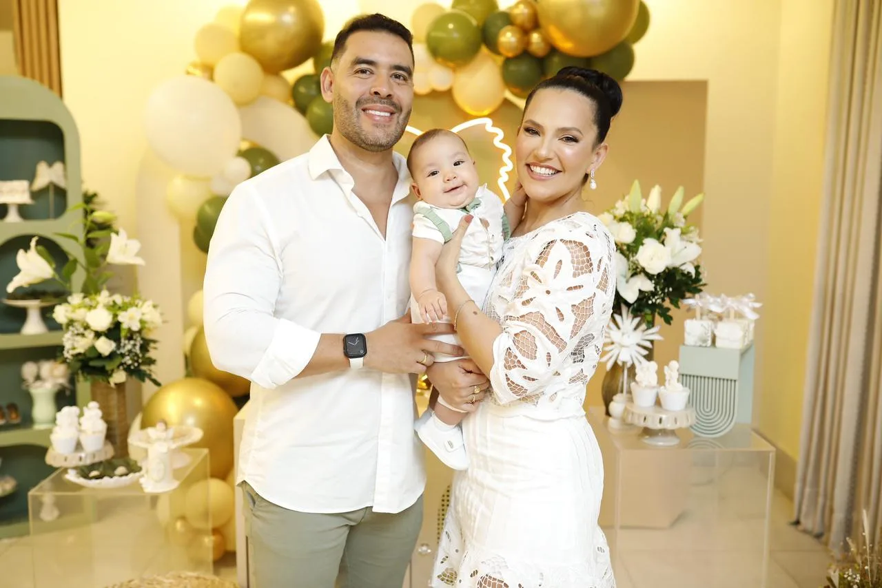 Luciana Ribeiro e Thiago Camelo levam o filho Lael à pia batismal