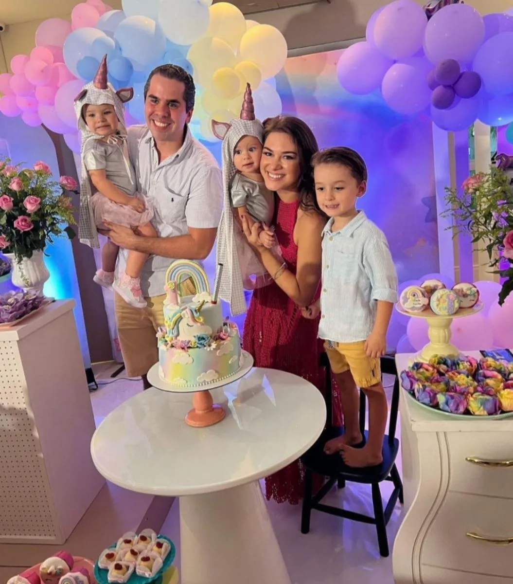 Ticiana e Alfredo Lima assopram a primeira velinha da filha Maria Cecília