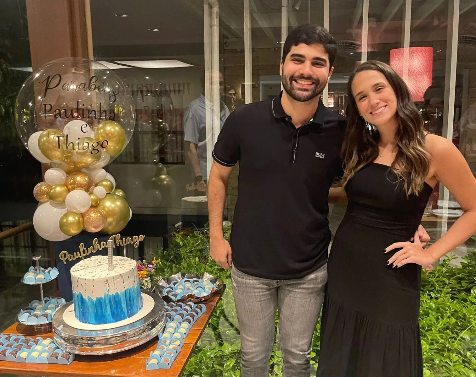 Paulinha e Thiago Assunção celebram 21 anos com turma de amigos