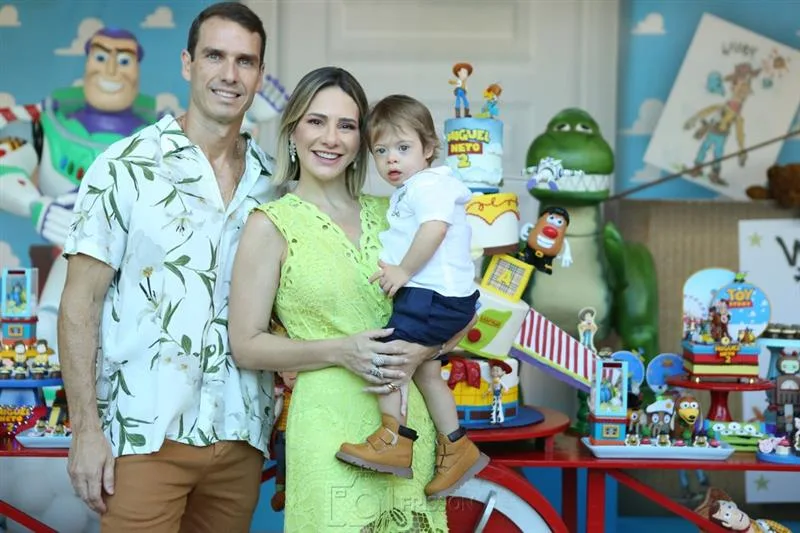 Gaída Dias e Flavio Furtado celebram os dois anos do filho Miguel Neto com temática Toy Story