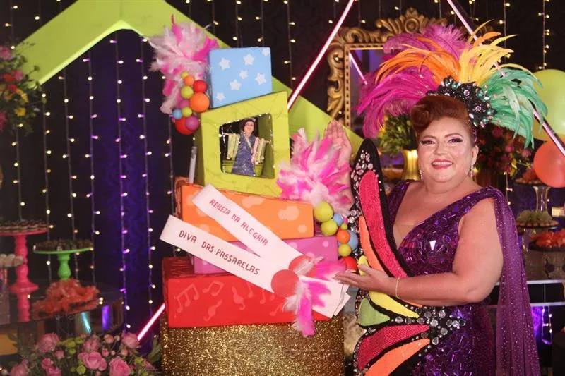 Wal Páscoa comemora nova idade em clima carnavalesco