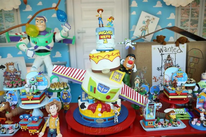 Analu Gourmet grifa com arte o bolo da festa de dois anos do Miguel Neto
