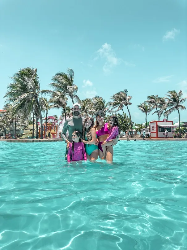 Ana Macedo e Leonardo Brasil comemoram aniversário da filha Constanza no Beach Park