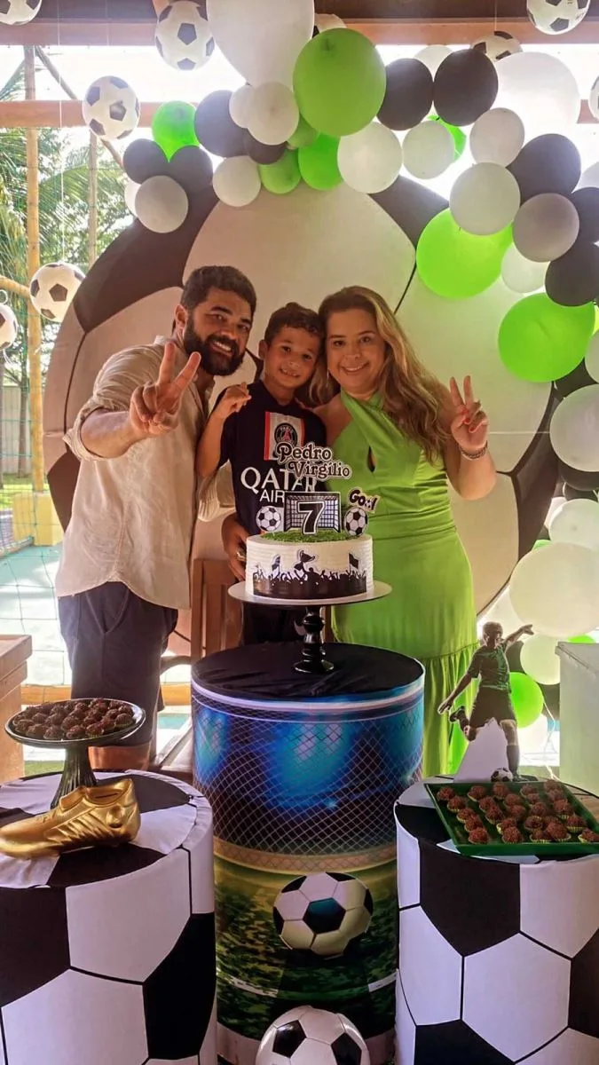 Camila Ximenes e Jacob Mendes em festa pelo filho Pedro Virgílio
