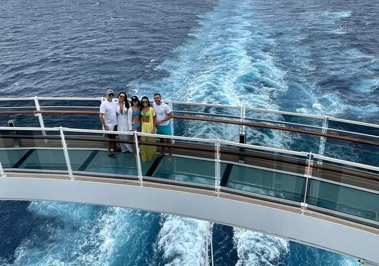 Marjorie Gurgel e família relaxando a bordo do navio MSC Seashore
