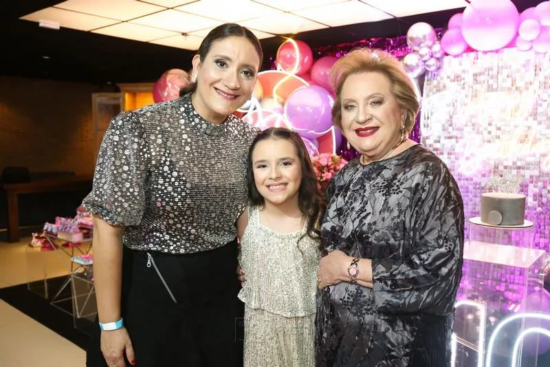 Sarah Craveiro comemora seus dez aninhos em balada das mais animadas