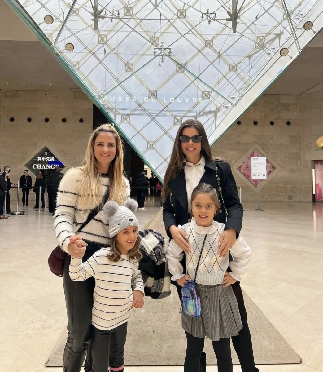 Camila Nogueira e Lina Barrozo embarcam para Paris com as filhas