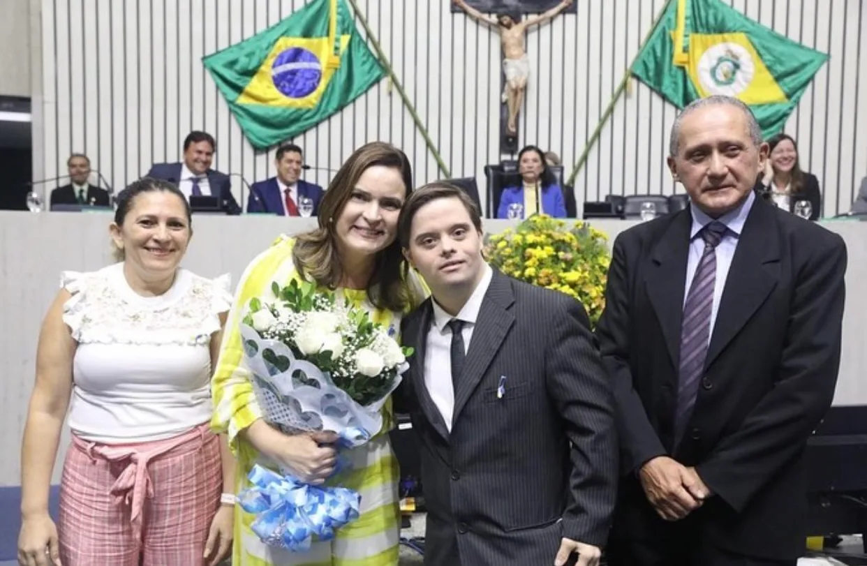 Alece celebra luta das pessoas com Síndrome de Down em solenidade
