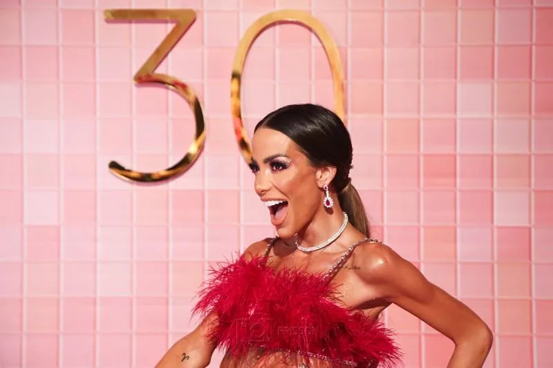 Fê Sena brinda os 30 anos em festa reluzente e cheia de hype