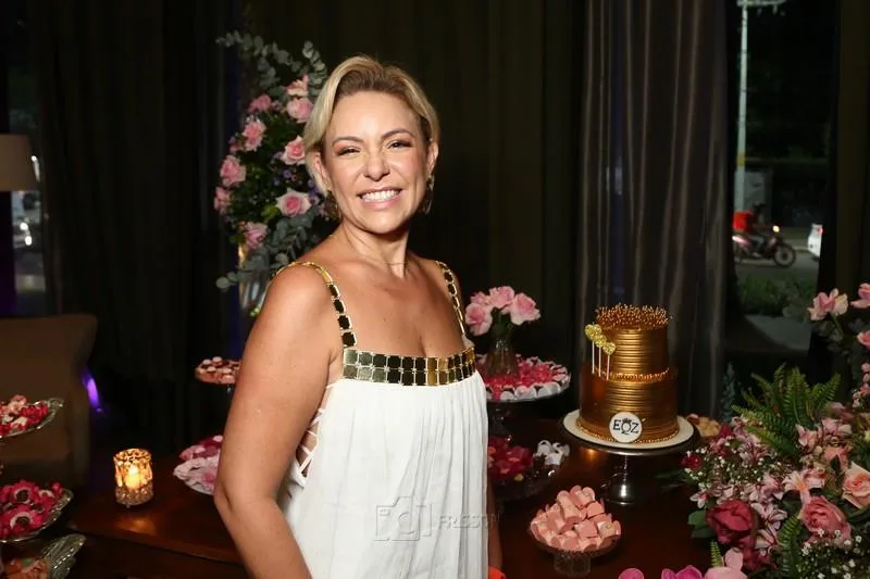 Érika Queiroz comemora a nova primavera em festa surpresa