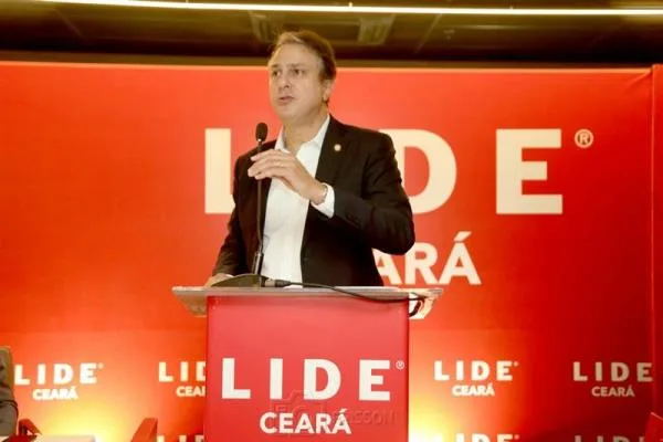 Camilo Santana demonstra esperança com o futuro da Educação do Brasil em almoço-debate do Lide CE